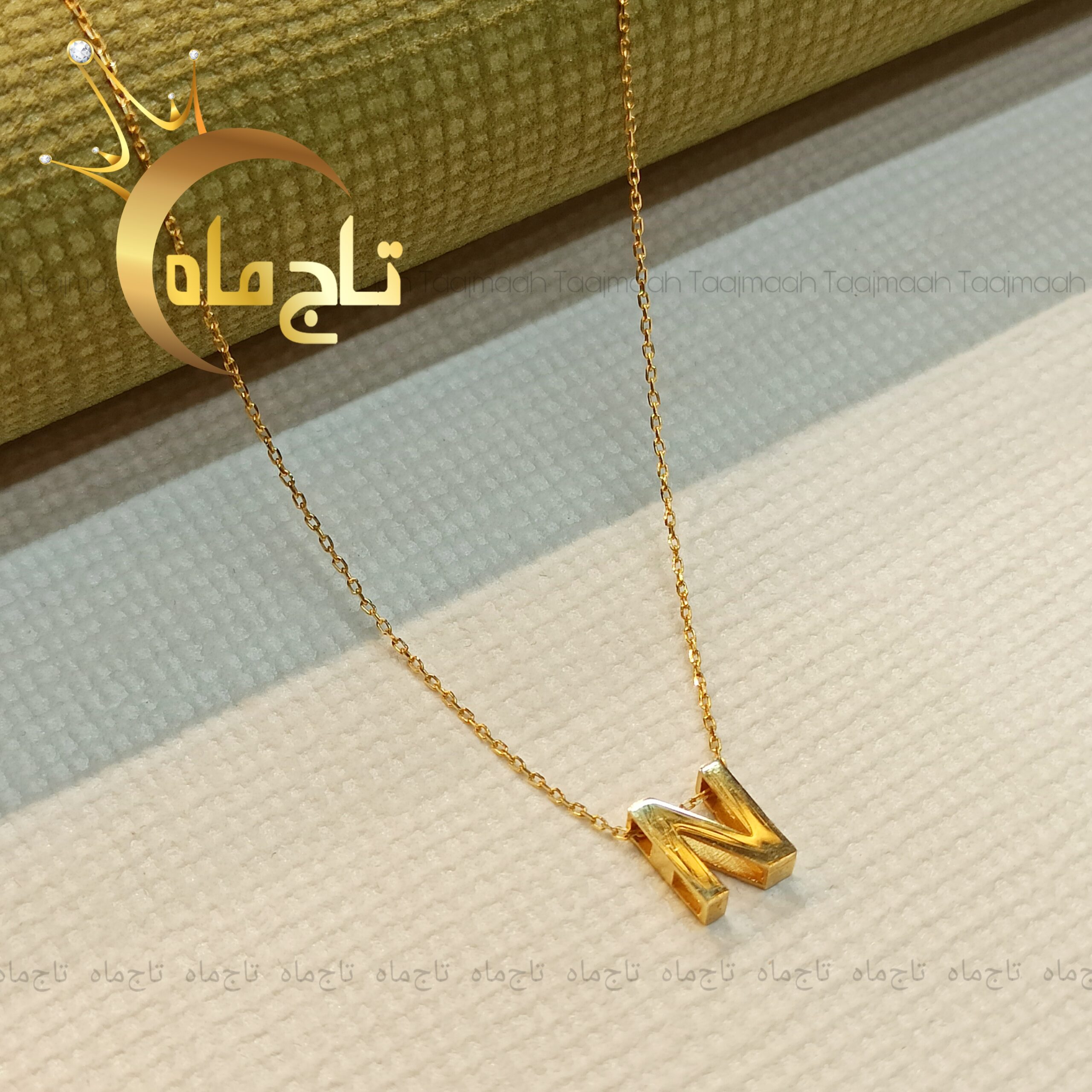 گردنبند حرف N انگلیسی طلا 18 عیار تاج ماه